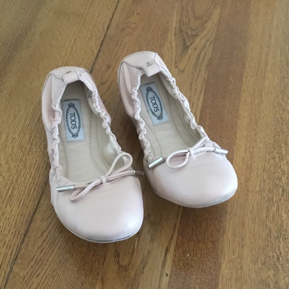 Woman’s Tod’s light tan ballerina flats. Size 36.5. Bow on front. Side elastic.